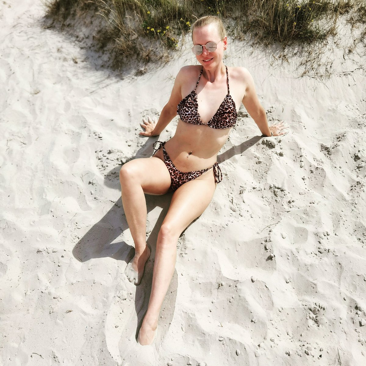 Liebe Grüße von Strand. Richtig schönes Wetter heute.
#blondehexe #blondehair #fitgirl #fitnessmotivation #blondine #mariawolters #bikinigirl #strand #beach #Irland #rosslare #wexford