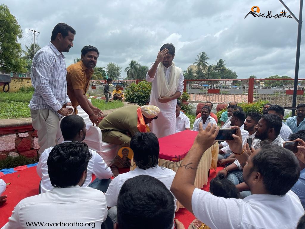 vinayaguruji's tweet photo. ಪರಮಪೂಜ್ಯ #ಅವಧೂತ_ಶ್ರೀ_ವಿನಯ್_ಗುರೂಜಿ ಅವರು ಇಂದು ಮುಧೋಳದಲ್ಲಿ #ಪೌರ_ಕಾರ್ಮಿಕರಿಗೆ ಸನ್ಮಾನ ಮಾಡಿ, ಅವರ ಮಕ್ಕಳ ವಿದ್ಯಾಭ್ಯಾಸಕ್ಕೆ ಆರ್ಥಿಕ ಸಹಾಯ ಹಸ್ತವನ್ನು ನೀಡಿದರು.
#avadhootha #SriVinayGuruji #clean #blessings #nature #youthwork #student #challenge #cleanlakes #keepclean #workindia https://t.co/gFTmCuv4CD