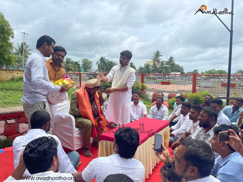 vinayaguruji's tweet photo. ಪರಮಪೂಜ್ಯ #ಅವಧೂತ_ಶ್ರೀ_ವಿನಯ್_ಗುರೂಜಿ ಅವರು ಇಂದು ಮುಧೋಳದಲ್ಲಿ #ಪೌರ_ಕಾರ್ಮಿಕರಿಗೆ ಸನ್ಮಾನ ಮಾಡಿ, ಅವರ ಮಕ್ಕಳ ವಿದ್ಯಾಭ್ಯಾಸಕ್ಕೆ ಆರ್ಥಿಕ ಸಹಾಯ ಹಸ್ತವನ್ನು ನೀಡಿದರು.
#avadhootha #SriVinayGuruji #clean #blessings #nature #youthwork #student #challenge #cleanlakes #keepclean #workindia https://t.co/gFTmCuv4CD
