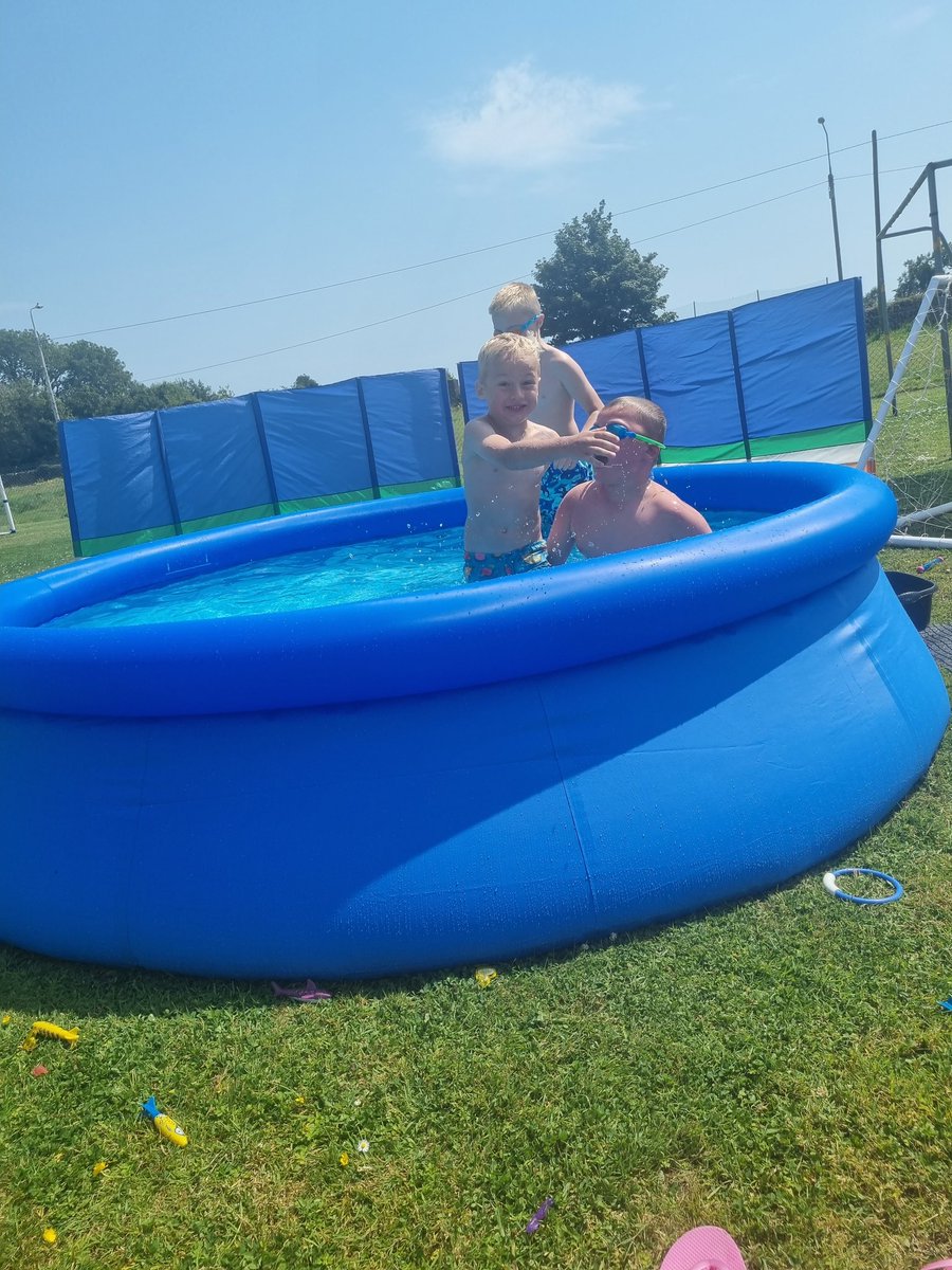 ClionaMackey's tweet image. What amazing weather 🇮🇪 whoever chose our #DayOfRest dates - thank you! #LoveWhereYouWork #kidsPool #DogsPool