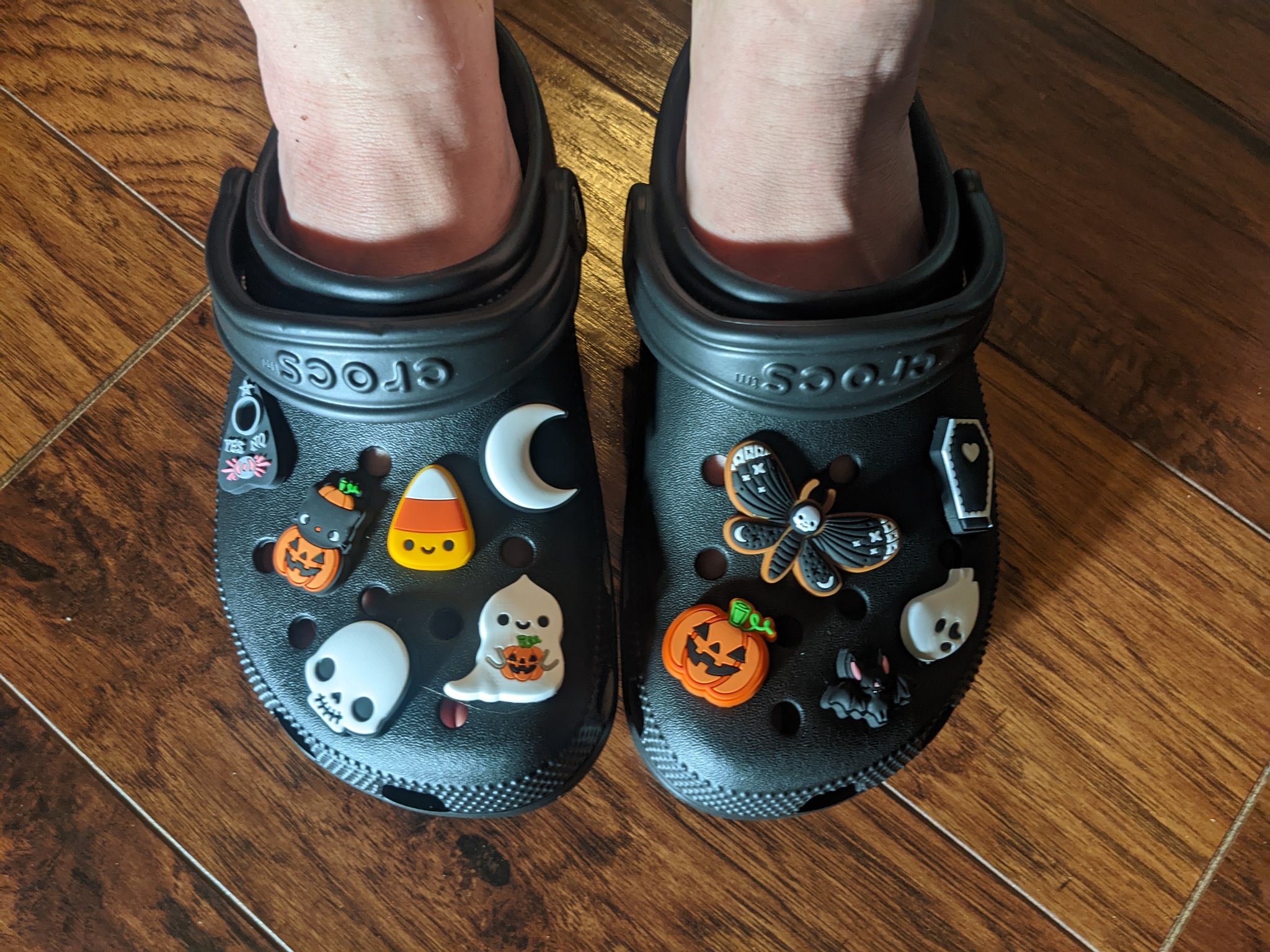 Ashes در X: «I've just fully accepted I'm a Crocs bitch and I got myself a  pair of SPOOKY CROCS 🦇🐈‍⬛💀🎃🤣 #crocs #goth #spooky #halloween   / X