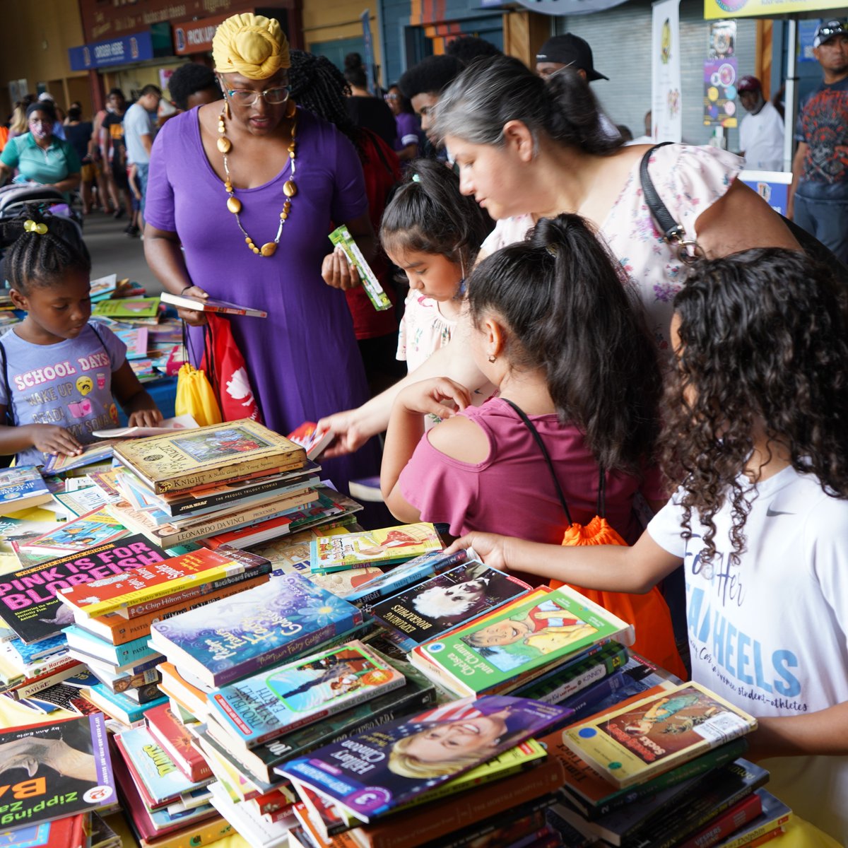bookharvestnc's tweet image. WOW. An estimated 2,500+ of you attended our Block Party on Saturday and 3,601 children&apos;s books were harvested by families! Thank you to the 26 community partners and 75 volunteers who joined us! We are thankful for you! #bookharvestblockparty #nationalsummerlearningweek