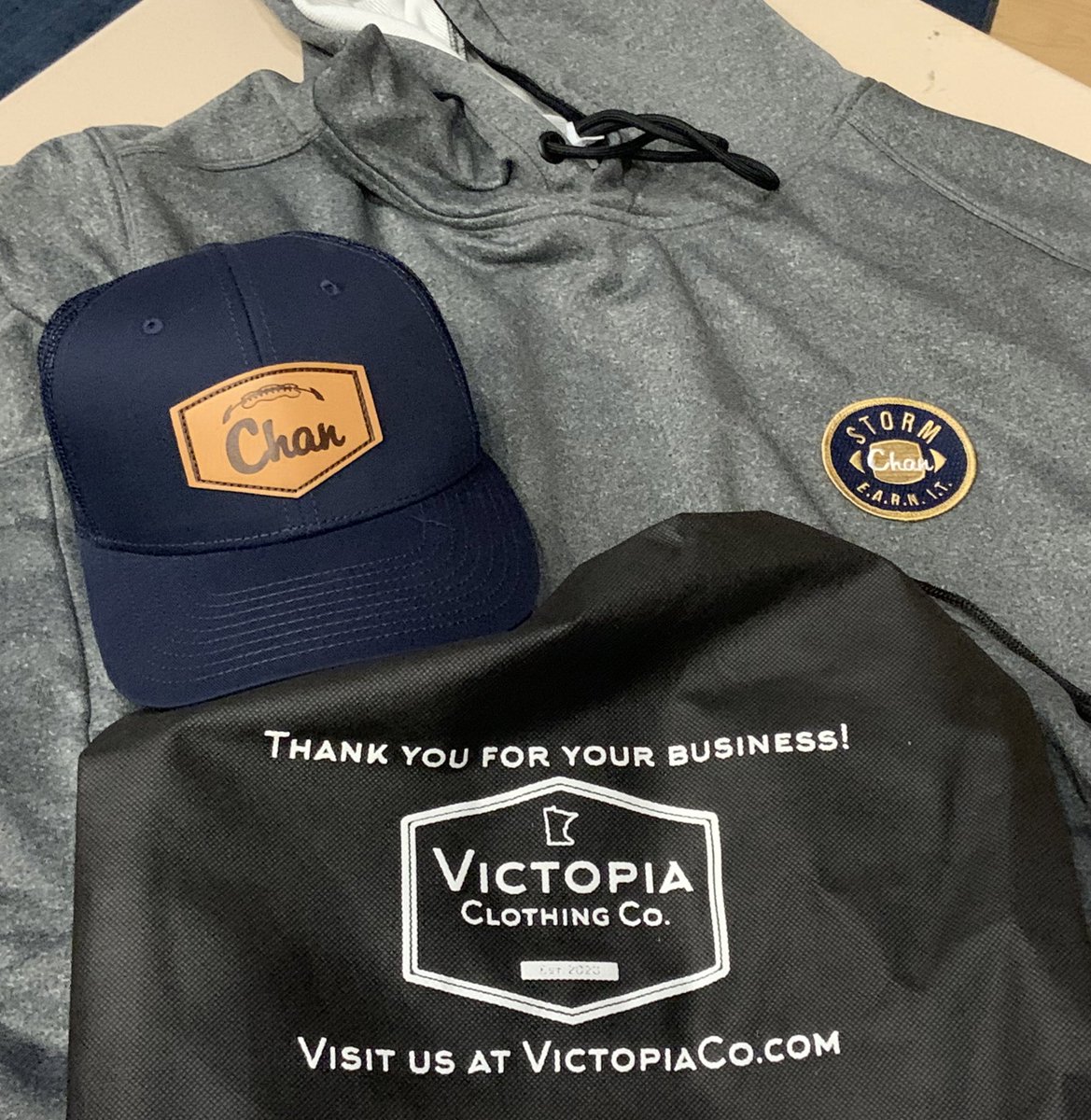 chanstormfb's tweet photo. Thanks to our #multisportathletes for coaching🏈🏀 @ManCaveBarberCo for sponsoring our camp and @VictopiaCo for the swag for @KNARFWONGAR #StormDNA⛈💪 #EARNIT https://t.co/UKR1zERqHK