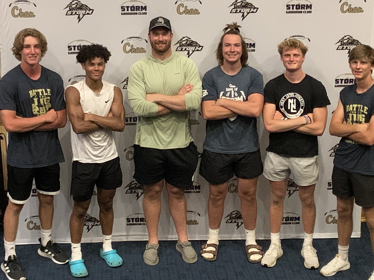 chanstormfb's tweet photo. Thanks to our #multisportathletes for coaching🏈🏀 @ManCaveBarberCo for sponsoring our camp and @VictopiaCo for the swag for @KNARFWONGAR #StormDNA⛈💪 #EARNIT https://t.co/UKR1zERqHK