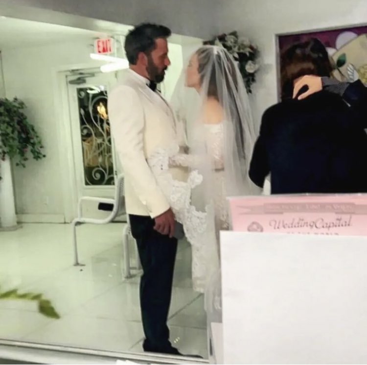 cinemedium's tweet photo. “Love is beautiful. Love is kind and it turns out love is patient. Twenty years patient.”

#BenAffleck ve #JenniferLopez evlendi! 🤍 https://t.co/Ja1vAkOtJM