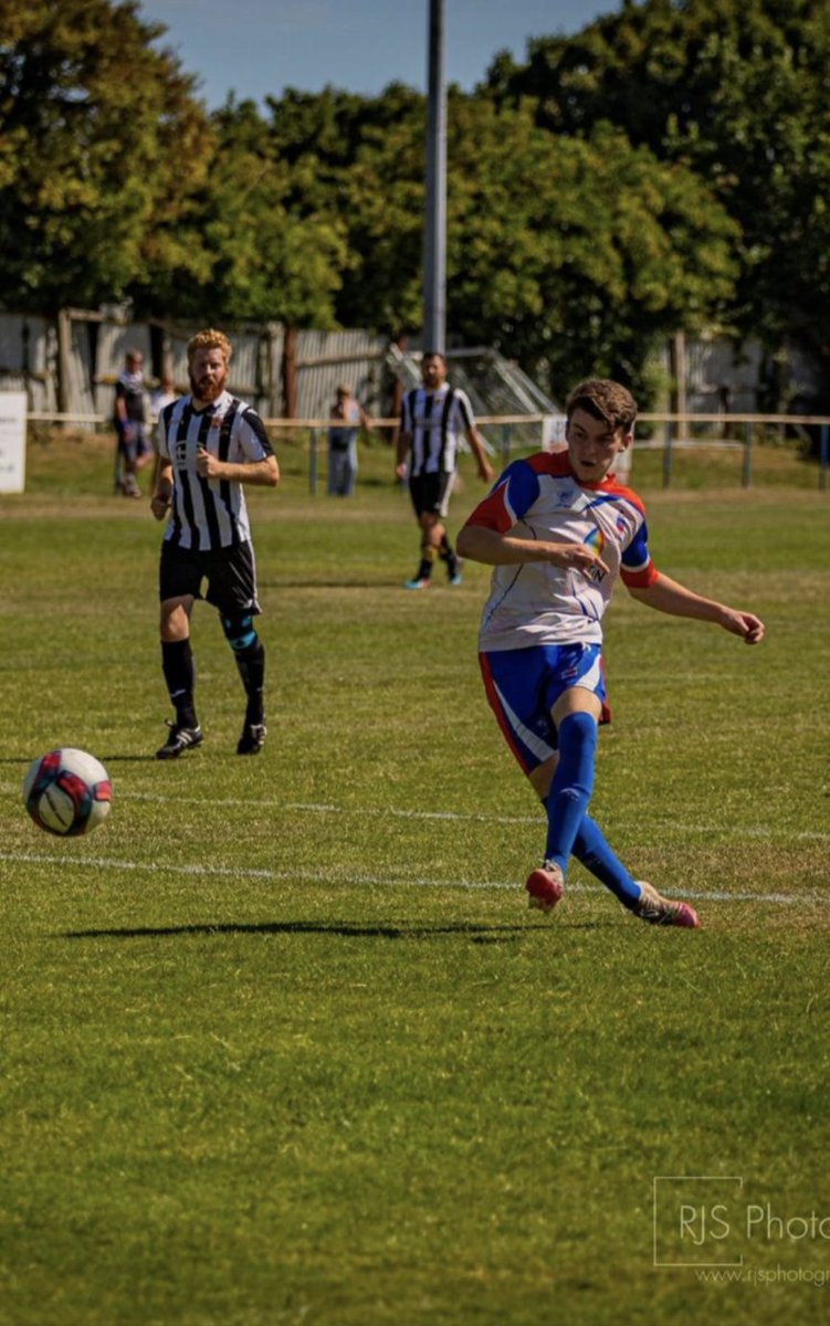 📝 | 𝗪𝗲𝗹𝗰𝗼𝗺𝗲, 𝗥𝗲𝘂𝗯𝗲𝗻! 🙌 We are pleased to announce the signing of exciting wide man, Reuben Cowler! Welcome to FC Clacton, @CowlerReuben! 👋 📷 @RJSPhoto89 #Seasiders ⚪🔵⚽