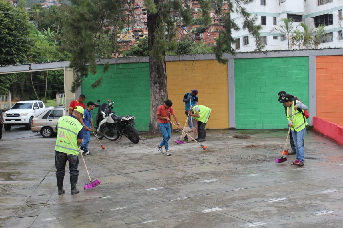 2/2 Compartimos la alegría de los niños y niñas del Centro de Educación Inicial Nacional Nérida Siso de Vásquez. Quienes ven su escuela más bonita, luego de haber sido amorosamente recuperada por las #Bricomiles.

<a href="/NicolasMaduro/">Nicolás Maduro</a>
<a href="/Nahumjfernandez/">Nahum Fernandez</a> 
@MPPEDUCACION
