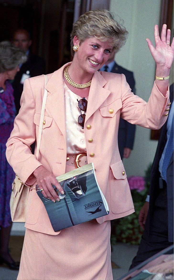 revengelooks's tweet photo. Waving “goodbye” to everyone until you finish ‘The Lady Di Look Book’. #FyouCC https://t.co/OCxgNZMpe6