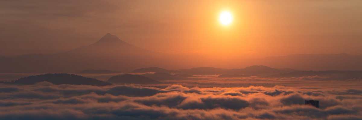 jordaninglee's tweet photo. Sunrise above Portland 🌄 https://t.co/o2gblakKnS
