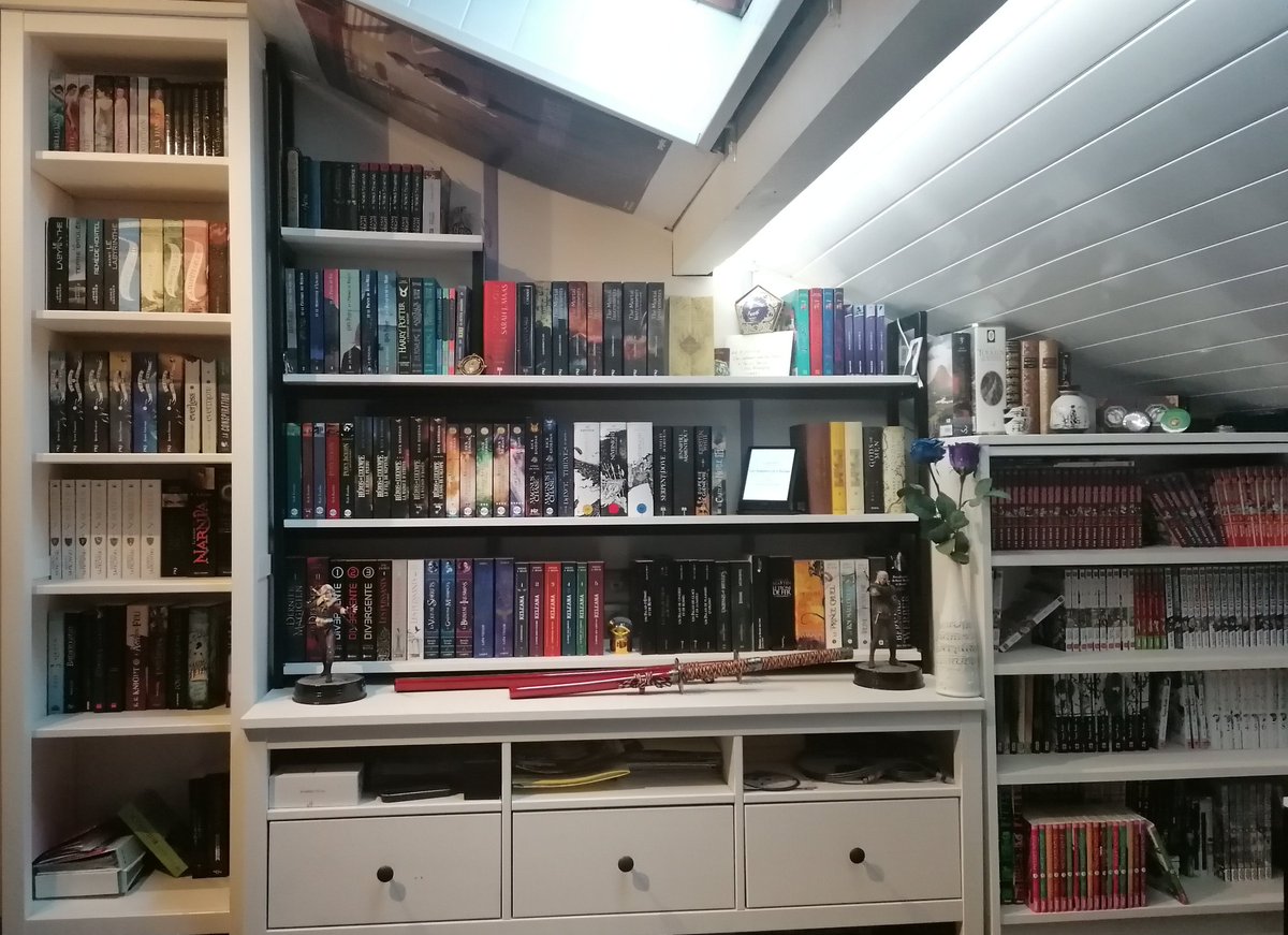 SenjoKami's tweet photo. Et tada j'voulais partager ma p'tite bibliothèque (et ma plus grande fierté soit dit en passant)
Ya des absents mais tout ne pouvait pas passer sur les photos... https://t.co/WZ5QxjNnks
