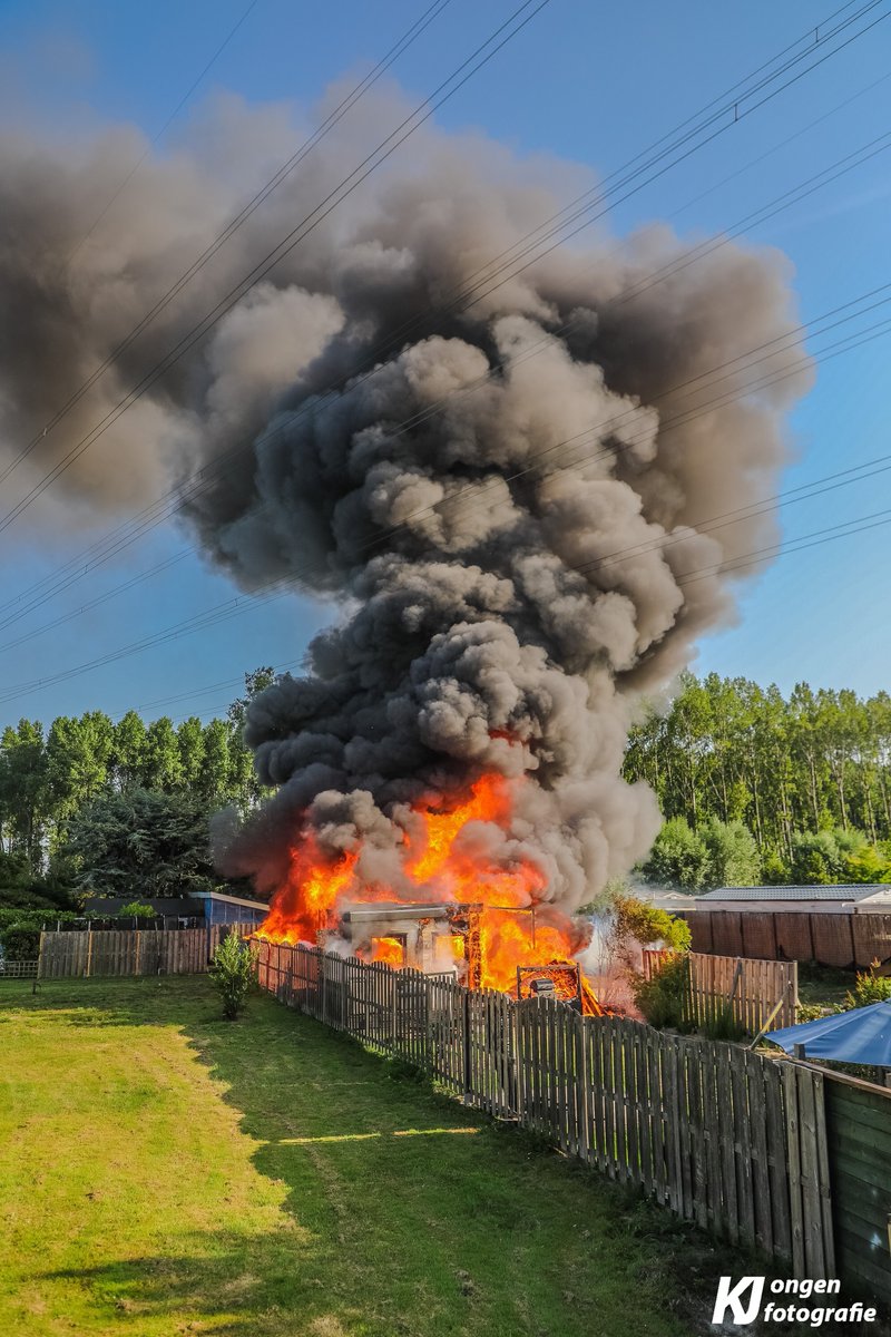 District16nl's tweet image. Op een camping aan de #Hofdijklaan in #OudAde heeft een felle uitslaande brand gewoed in een stacaravan. Door snel optreden van de brandweer is uitbreiding naar andere stacaravans voorkomen. De brand was in omgeving goed zichtbaar door de zwarte rookwolken. Er zijn geen gewonden.