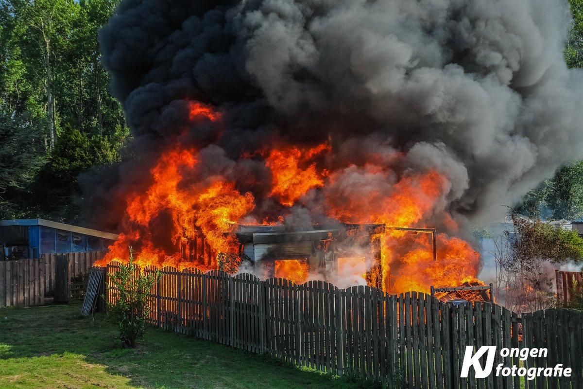 District16nl's tweet image. Op een camping aan de #Hofdijklaan in #OudAde heeft een felle uitslaande brand gewoed in een stacaravan. Door snel optreden van de brandweer is uitbreiding naar andere stacaravans voorkomen. De brand was in omgeving goed zichtbaar door de zwarte rookwolken. Er zijn geen gewonden.