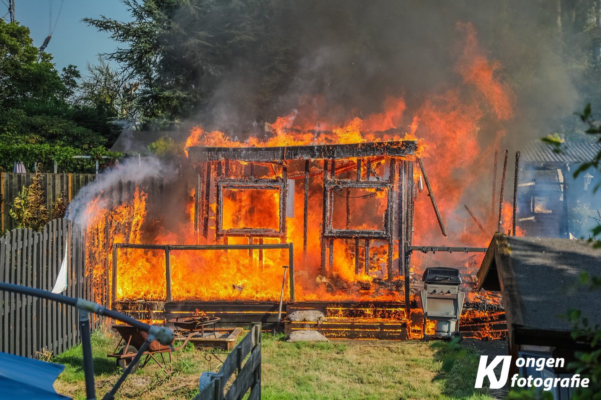 District16nl's tweet image. Op een camping aan de #Hofdijklaan in #OudAde heeft een felle uitslaande brand gewoed in een stacaravan. Door snel optreden van de brandweer is uitbreiding naar andere stacaravans voorkomen. De brand was in omgeving goed zichtbaar door de zwarte rookwolken. Er zijn geen gewonden.