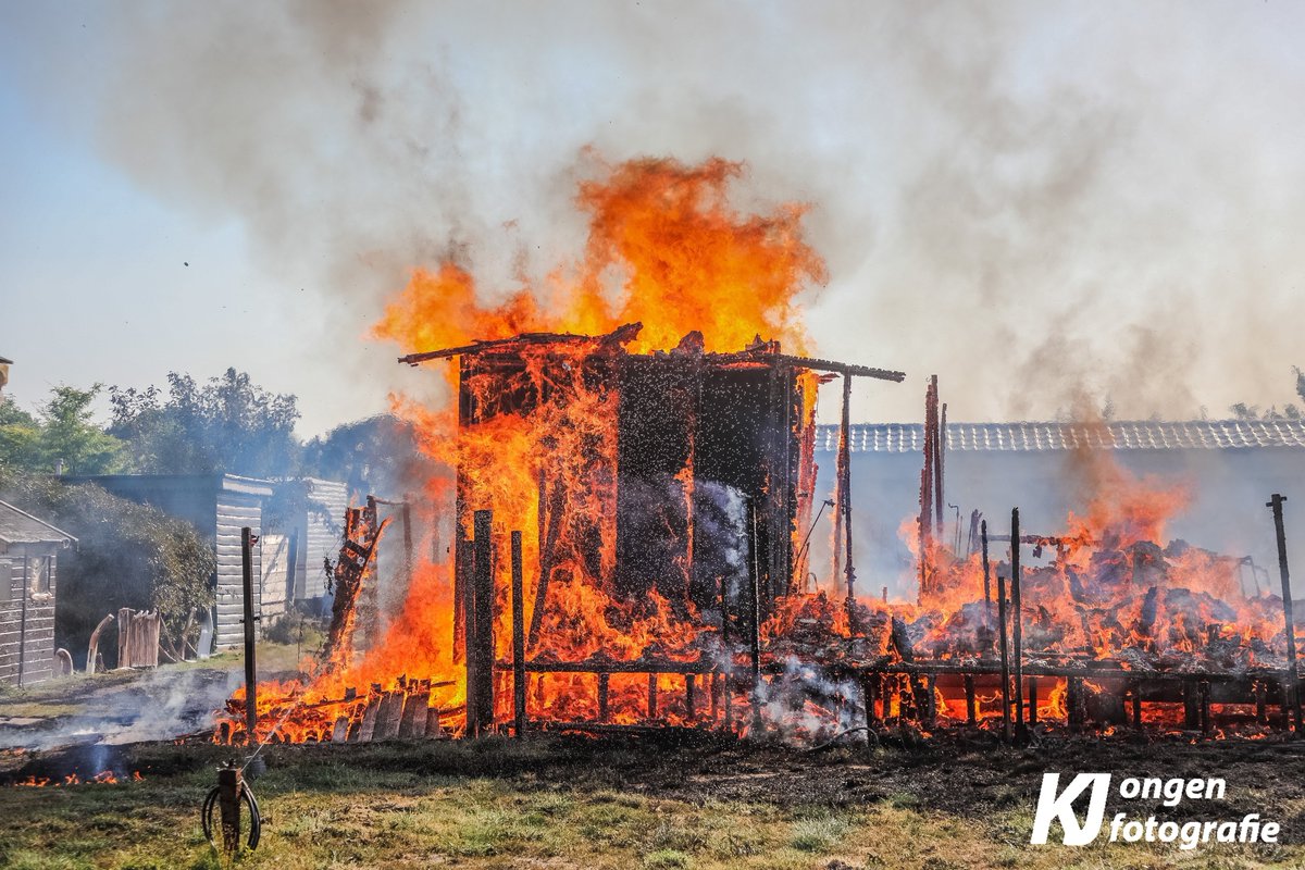 District16nl's tweet image. Op een camping aan de #Hofdijklaan in #OudAde heeft een felle uitslaande brand gewoed in een stacaravan. Door snel optreden van de brandweer is uitbreiding naar andere stacaravans voorkomen. De brand was in omgeving goed zichtbaar door de zwarte rookwolken. Er zijn geen gewonden.
