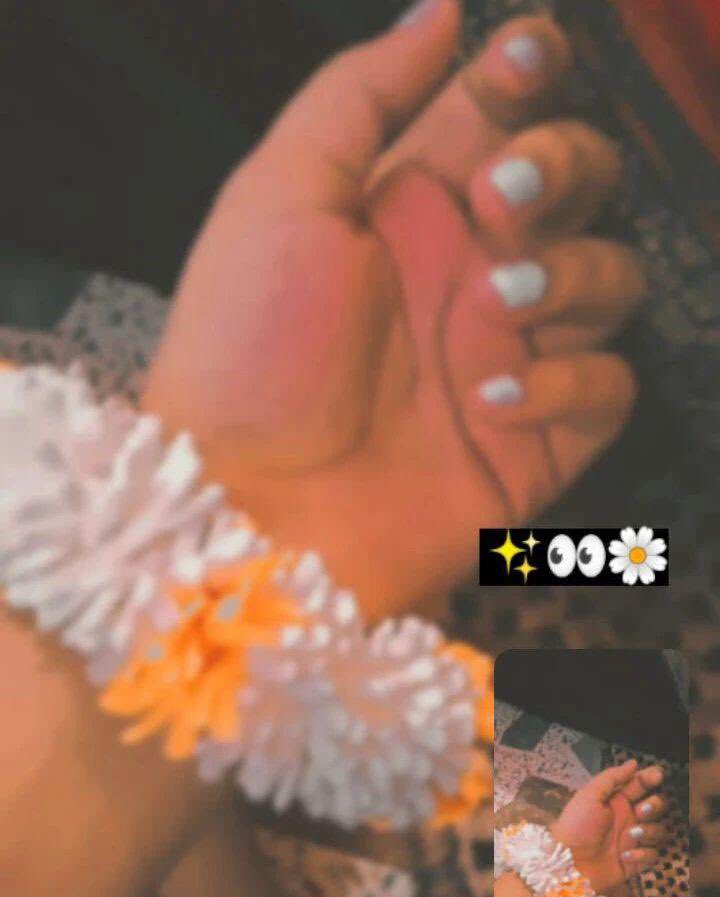 tzzaibi's tweet image. اُسکے ہاتھ پر مہندی جچتی بہت ہے 
وہ کسی اور کی ہوکر بھی اچھی لگتی بہت ہے 

گلاب اپنی جگہ ہے جناب! 
چمبیلی بھی اسکے ہاتھ پر جچتی بہت ہے.
❤️❣️