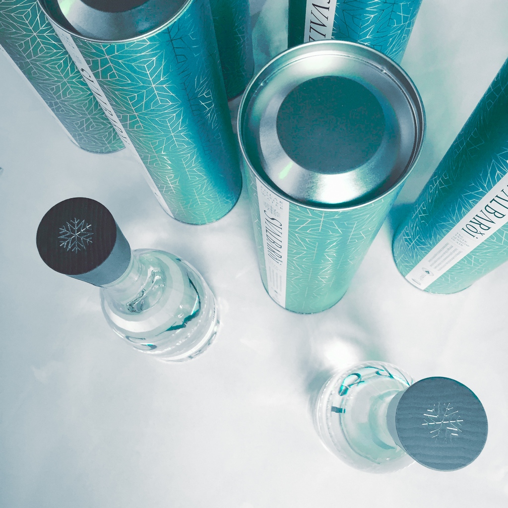 svalbardiice's tweet photo. Svalbarði looks great from any angle. The carbon-negative premium taste of the Arctic.
#gift #cadeau #finewater #icebergwater #naturalwater #premiumwater #arcticwater #finedining #bottleservice #carbonnegative #nonalcoholic #ecoluxury #michelinstar #glassbottle #savethearctic https://t.co/SSVa4EBb6u