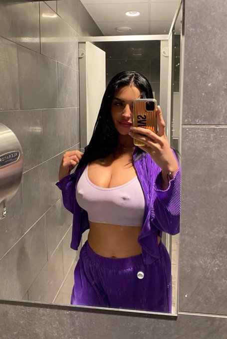 1 or 2 ? 💜 https://t.co/dUp7FlHms4<a href="/tag/stpaddysday"class="tags"><span>#stpaddysday</span></a>