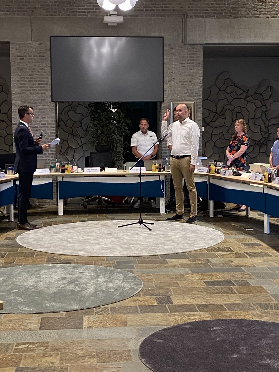JWouters15's tweet photo. Beëdiging van commissielid Jeroen van Brunschot namens CDA Gilze en Rijen. Gefeliciteerd en succes. https://t.co/G9ZTLbyVCa