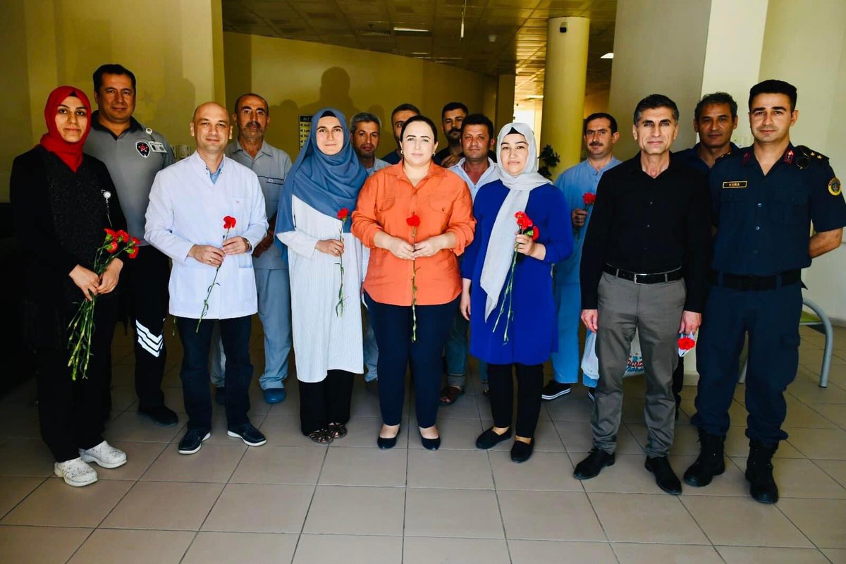 BesniDH's tweet photo. Besni İlçe Kaymakamımız Sayın Nazlı Demir Besni Devlet Hastanemizi ziyaret ederek sağlık çalışanlarımıza, hasta ve hasta yakınlarımıza karanfil  dağıttı. https://t.co/aJv3aYc7lI