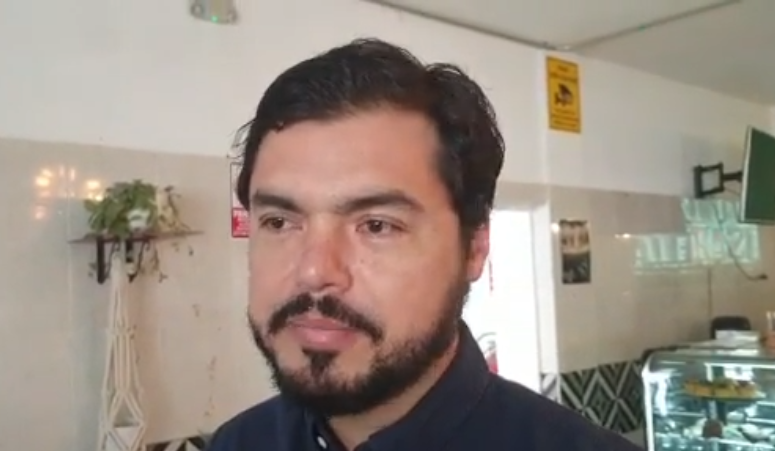 AnguloInforma's tweet photo. #ÁnguloEnVivo | El presidente de la @DGOFECOP, Alejandro Ruvalcaba, expresó que ante la falta de médicos en la zona rural del estado, prefieren enviar a médicos pasantes sin garantías para ejercer su trabajo.
https://t.co/xgopU4tAuJ https://t.co/qh3BiA0Yrn