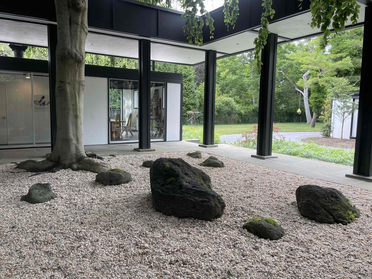 ArtPrivee's tweet photo. A visit to the Onna House, in #EastHampton, is a visual delight. This mid-century modern home, designed by Paul Lester in 1962, was lovingly restored by Lisa Perry - and now highlights women artists in a beautiful setting. More on our blog. https://t.co/fPVtslNvol https://t.co/fvVpLVdfG1