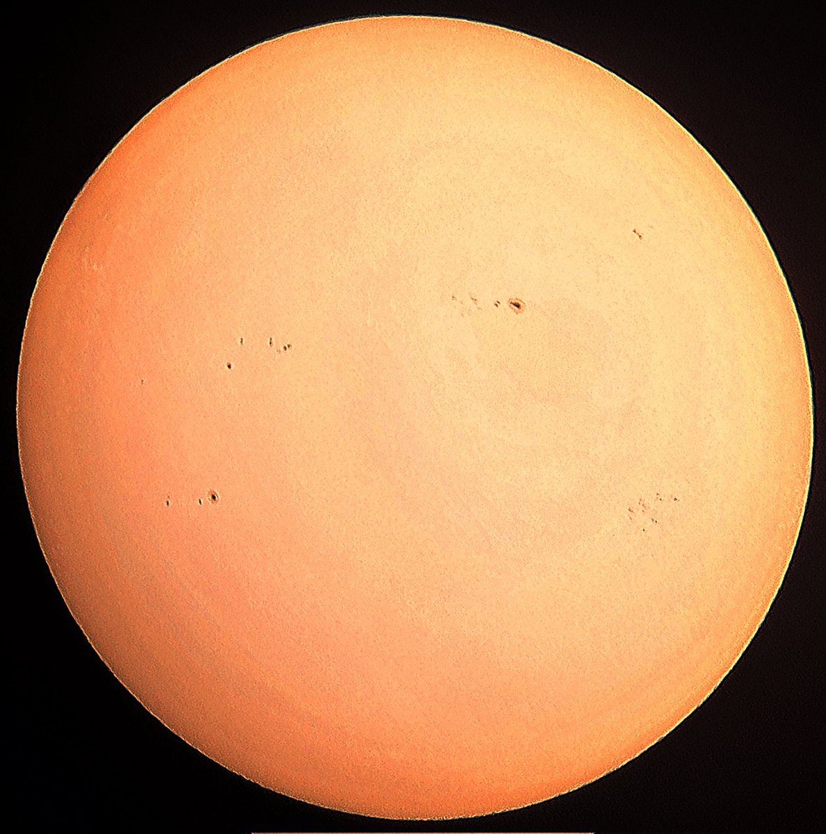 PeterLewis55's tweet photo. It was 44c in the direct sun when I took this at the peak. My scope and I survived! Lots of sunspots, one group, lower right, looks like a beehive @StormHour @ThePhotoHour https://t.co/ELWAfOq8rU