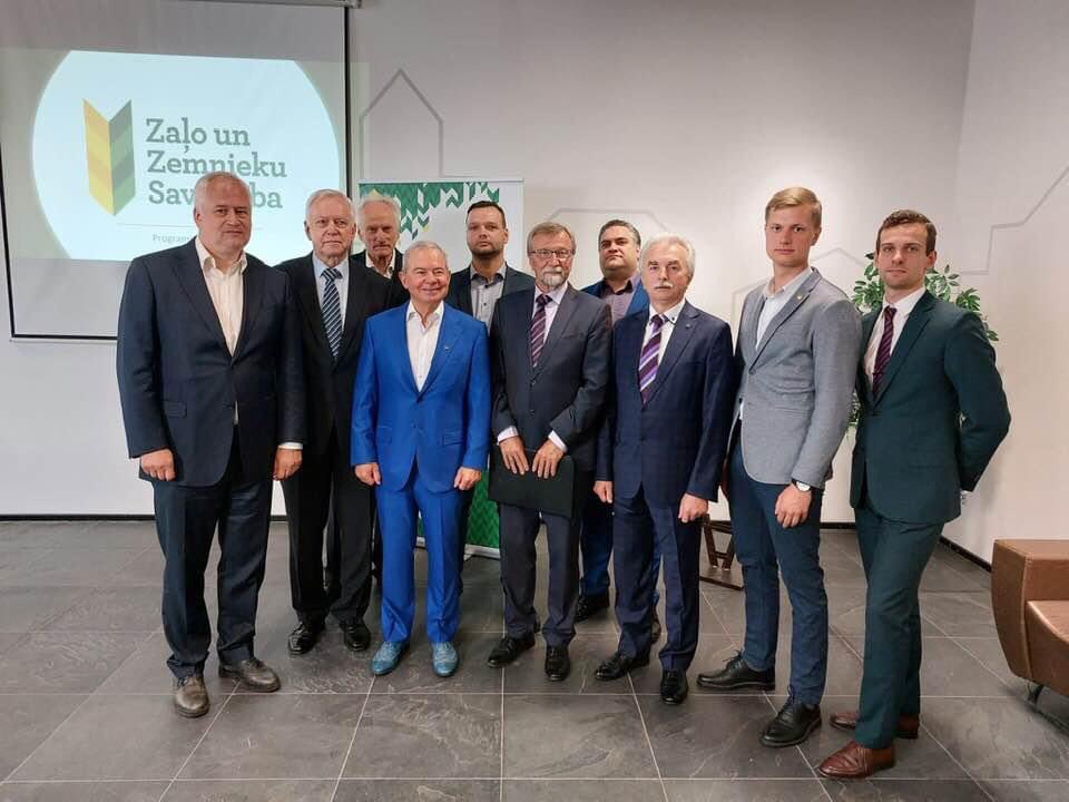 “Ei, puiši! Jā, jā jūs abi divi ... fiksi šurp un stājieties galā - mums vajag, lai vidējais vecums bildē nepārsniedz pensijas vecumu!