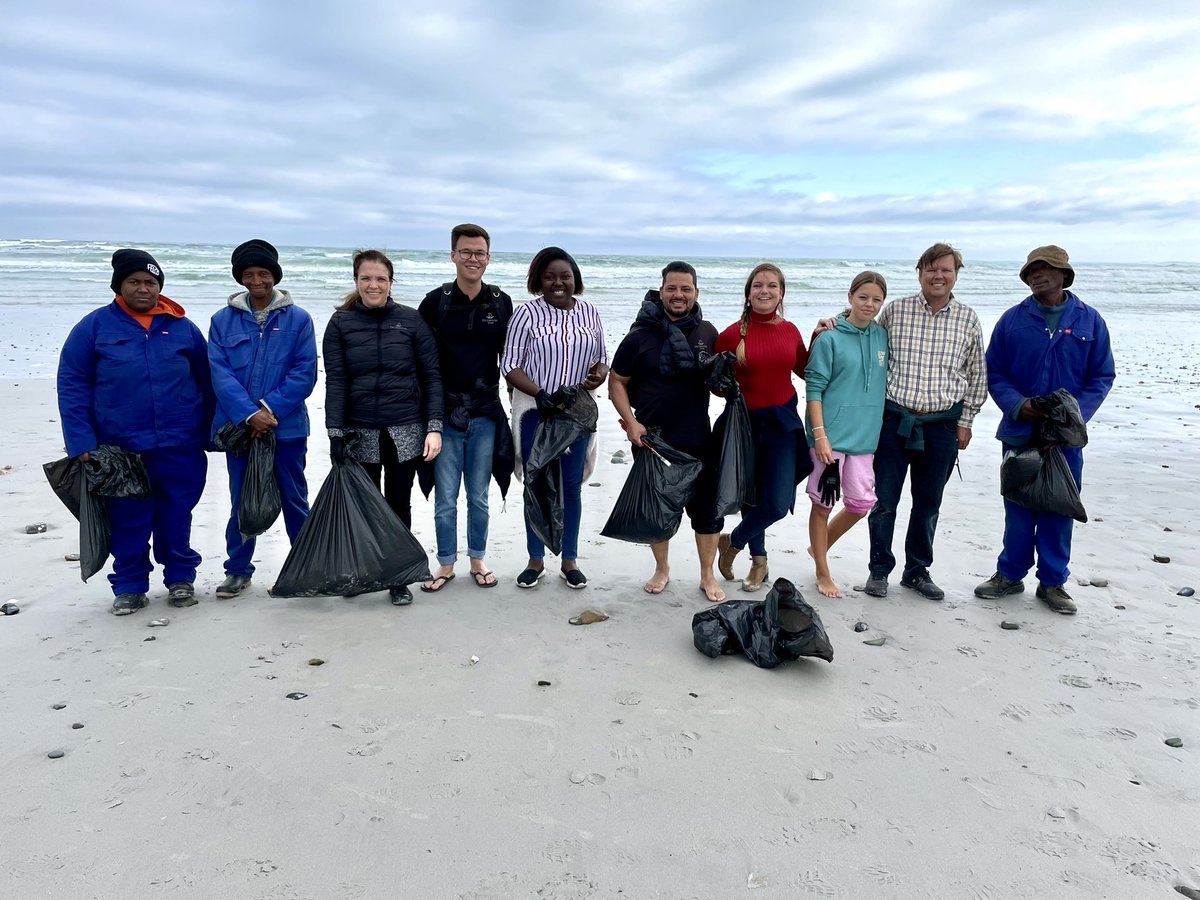 HanroVT's tweet photo. Spent our #67minutes for #MandelaDay2022 removing plastic and rubbish from the beach 🌍 🐬 

#Environment #Sustainability #MandelaDay #PlasticFreeJuly #CapeTown https://t.co/jEoVt3Sn5g