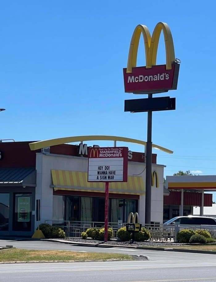 BuzzFeed's tweet photo. A bunch of businesses in Marshfield, Missouri are duking it out. McDonald's started it. https://t.co/VoYqHK73Oy