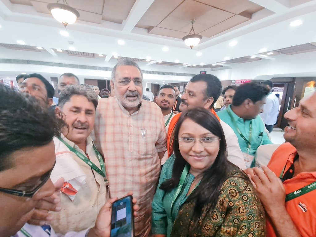 dprokiran's tweet photo. दिल्ली प्रशिक्षण के दौरान माननीय कैबिनेट मंत्री श्री गिरिराज सिंह जी के साथ..
#जिला_पंचायत_राज_अधिकारी_मथुरा
#डीपीआरओ_मथुरा
#District_Panchayat_Raj_Officer_Mathura
#DPRO_Mathura
#DPRO_KIRANCHAUDHARY
#आजादी_का_अमृत_महोत्सव https://t.co/6CB4B02bvN