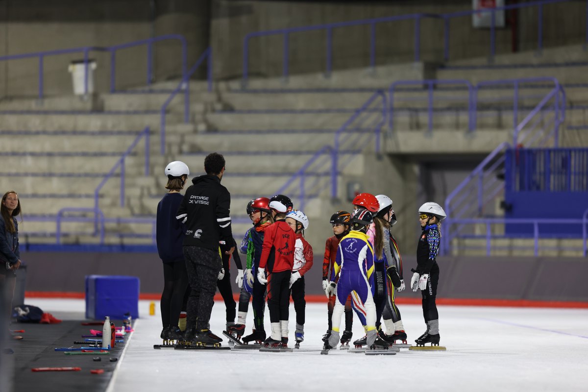 theolympicoval's tweet photo. Our fist day of SUMMER SPEED. It's so great to see the ice back in and all the kids here for the camp.
#SummerSpeed #UCalgary #TheOlympicOval #SpeedSkating #HouseofIce #TheFastestIceintheWorld https://t.co/NYLggmiZKG