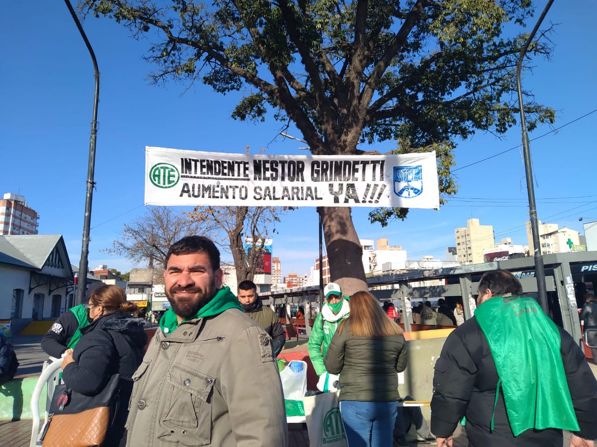 Quiero saludar a mis compañeros y compañeras municipales lanusenses,que hoy plantaron el taco en un Parazo por 48 hs ,frente al maltrato y desprecio de un intendente municipal que solo actua para el marketing. 
Fuerza compañeros Fuerza compañeras
La victoria está en Uds.!!!