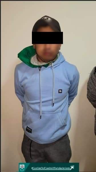 NacionDeportBo's tweet photo. POLICÍA RECUPERÓ LAS PERTENENCIAS DEL MÚLTIPLE CAMPEÓN BOLIVIANO👏👏👏👏
Tres varones y dos mujeres fueron aprehendidos. Los antisociales operaban en un vehículo y se recuperaron las pertenencias de #VidalBasco, múltiple campeón boliviano en #Atletismo. https://t.co/9Xjxfsxa9b