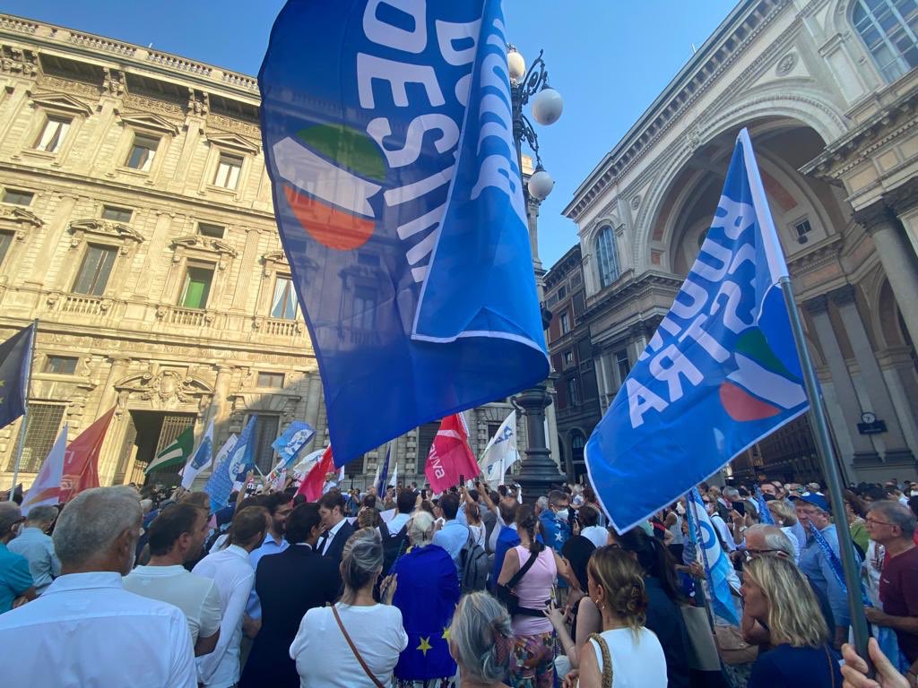 BuonaDestra's tweet photo. La Buona Destra sta con Draghi a #Milano #avanticonDraghi @Filippo_Rossi @YBrioschi  @LuisaVolpicelli @ScimecaStefano  @FelicitaJirillo @alessperu @energieper @corinna_marzi @michgiardino68 @LucaPalatucci @ennebici @enzoraisi @AlbertoDErasmo1 @AbbadessaPietro @GiuseppeRomito https://t.co/3QzM021I9l