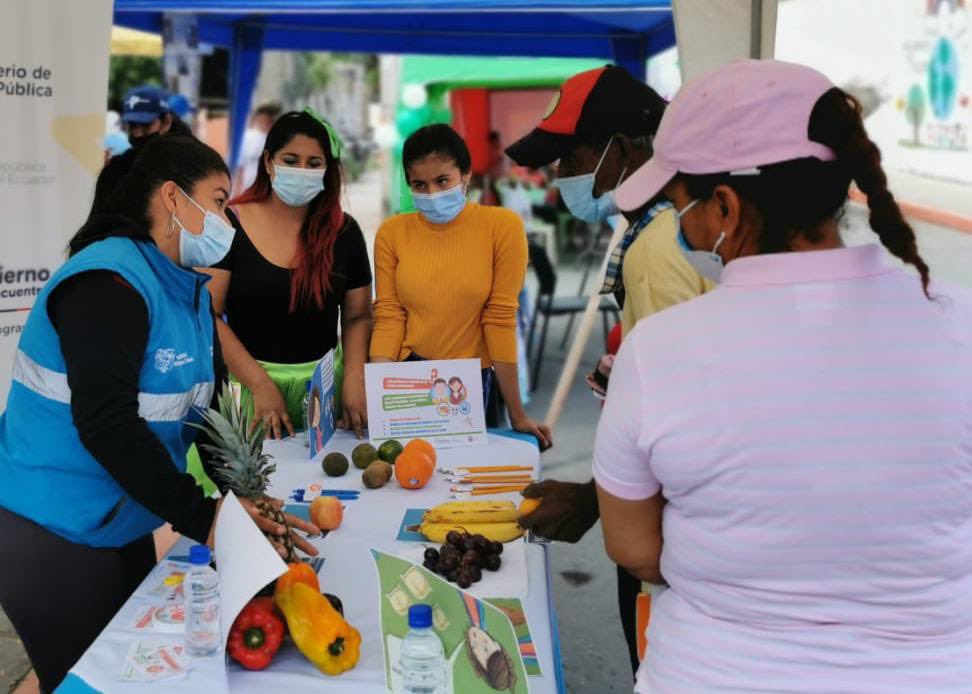 Salud_Guayas's tweet photo. Nuestro personal del Distrito 09D08 en trabajo conjunto con @InclusionEc y @PoliciaEcuador👮🏻‍♂️, realizaron una #FeriaDeSalud con la finalidad de explicar a la comumidad de #MonteSinaí, la importancia de la alimentación saludable 🥗.

#JuntosPorLaSalud https://t.co/X0rVb6DjtD
