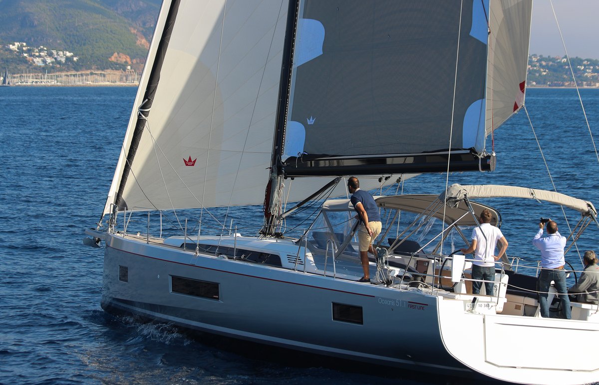 sailmagazine's tweet photo. Light-air Downwind Sails for Cruisers: The pros and cons of the different Code O’s and spinnakers designed to help cruisers in light wind. #sailing #cruising #sails #lightair #tb https://t.co/sAEsE0KONF https://t.co/avbg9zuc1D
