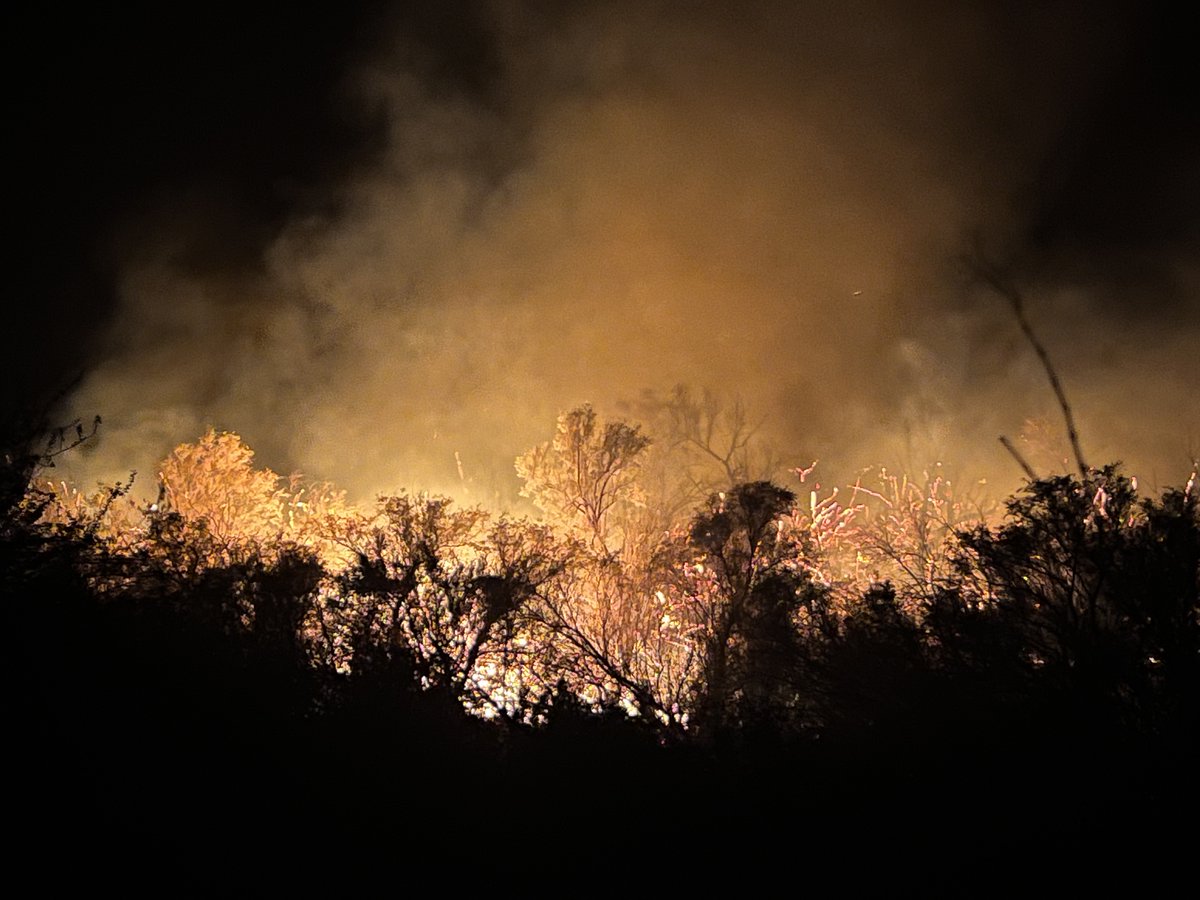 azstateforestry's tweet photo. #BigSandyFire active overnight on S. flank. Crews picked up spot fires & dealt w/slop over. Fire burning in dense veg w/n riverbed & driven by wind. Air & ground resources assigned. 150-acre fire loc. at S. edge #Wikieup, E. US 93📷:Mike Smith, S. Yavapai FD #AZFire #AZForestry https://t.co/NBrbJgylgN