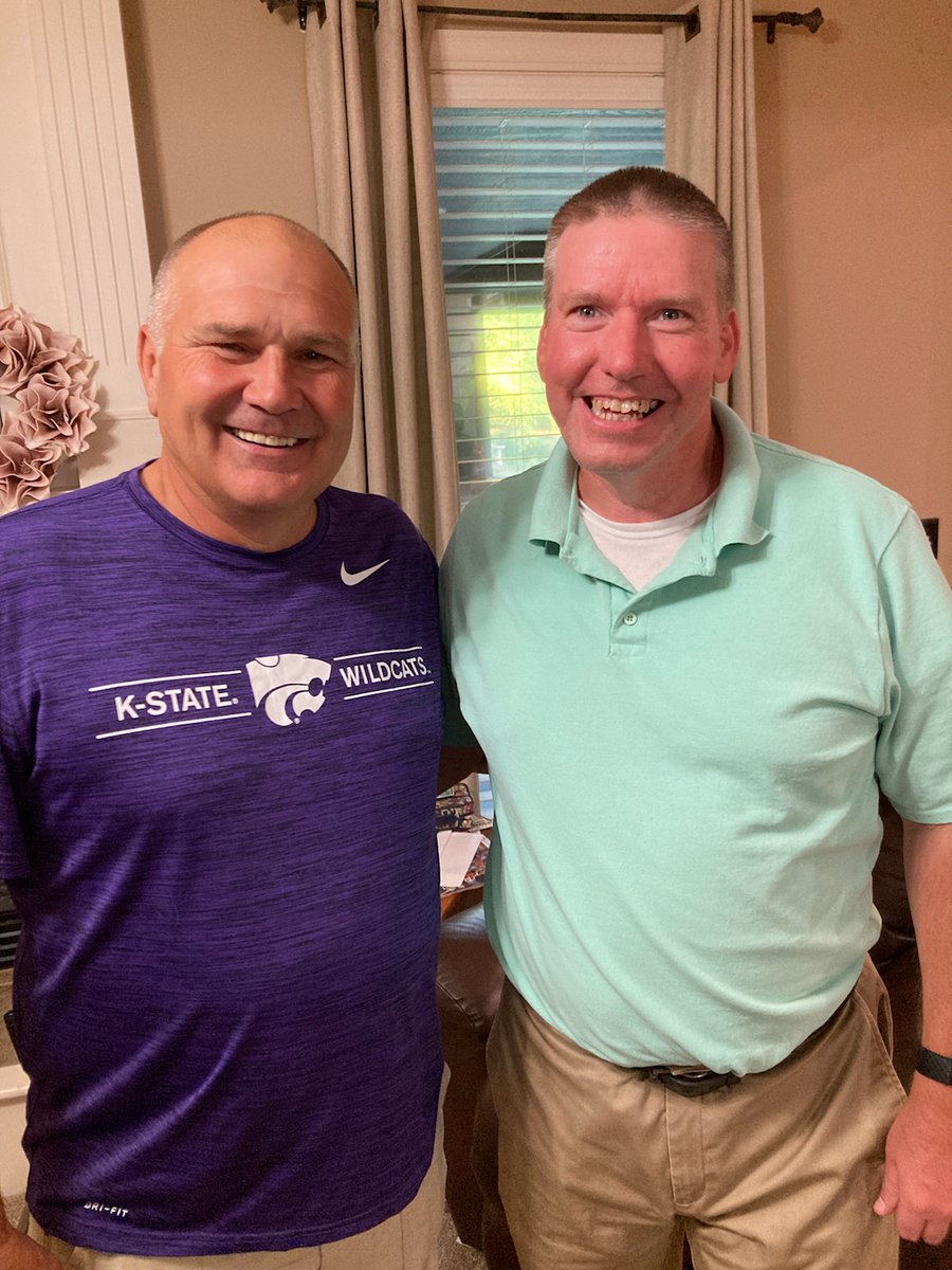 mknelson62's tweet photo. Dinner with my favorite Sooner last night at Stewpops. He only takes pics with celebrities. Honored @BrandonJacks73 https://t.co/kseOIOqvCS