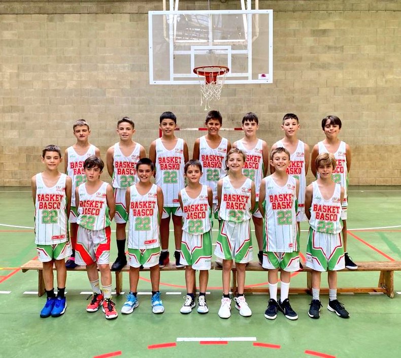 Basketbasko's tweet photo. Uztailaren 13tik 17ra, Euskadiko Saskibaloi Federazioko campusetako gizonezkoen talde mini Zarautzen entrenatu du, gizonezkoen selekzio mini entrenatzaileen eskutik.

Entrenatzailea: Alberto Alonso
Entrenatzaile Laguntzaileak: Peru Gorritxategi, Oihan Arroyo eta Jokin Camarero. https://t.co/yFGToYyExK