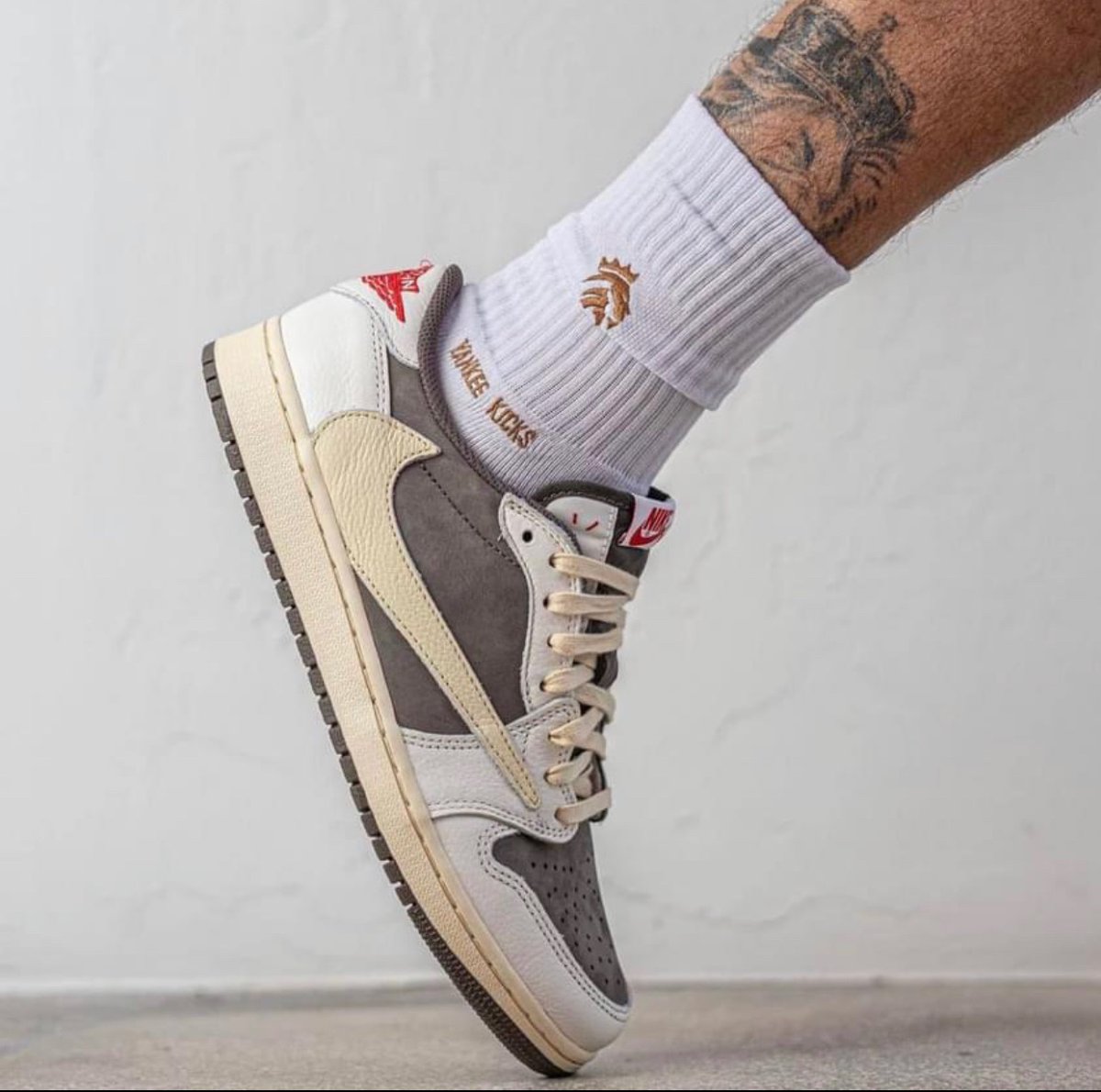 Joshhhhhperez's tweet photo. Yoo @trvisXX bless me with these. Been joining the raffle for you j1 for years!!! Hard to get one here in the Philippines because everytime the raffle starts I’m at work or in meeting. Smh https://t.co/yzOXJzCdwl
