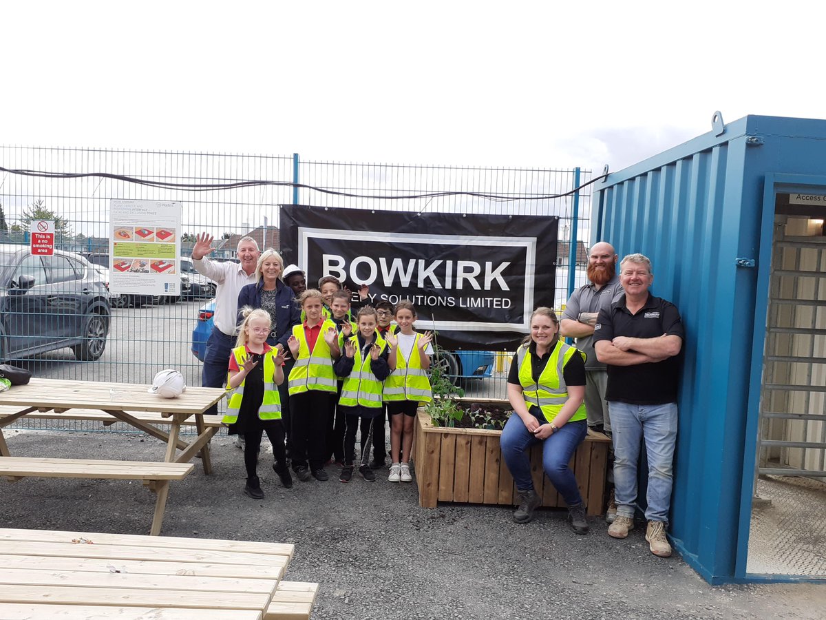 nurturegroup_uk's tweet photo. Diane 'Mucky Hands' Basnett enjoyed a brilliant day out supporting @WatesGroup giving the Middleton Primary School Gardening Club a lesson in looking after #planters! 

Great work everyone and great to see the next generation of gardeners in action! #ThrostleRec #community #ESG https://t.co/BpsxBpC3TS