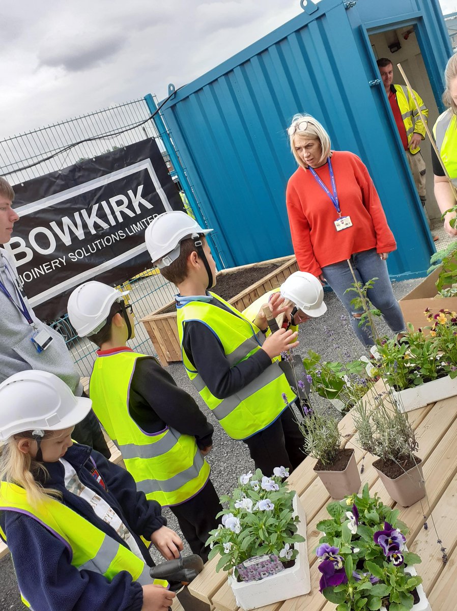 nurturegroup_uk's tweet photo. Diane 'Mucky Hands' Basnett enjoyed a brilliant day out supporting @WatesGroup giving the Middleton Primary School Gardening Club a lesson in looking after #planters! 

Great work everyone and great to see the next generation of gardeners in action! #ThrostleRec #community #ESG https://t.co/BpsxBpC3TS