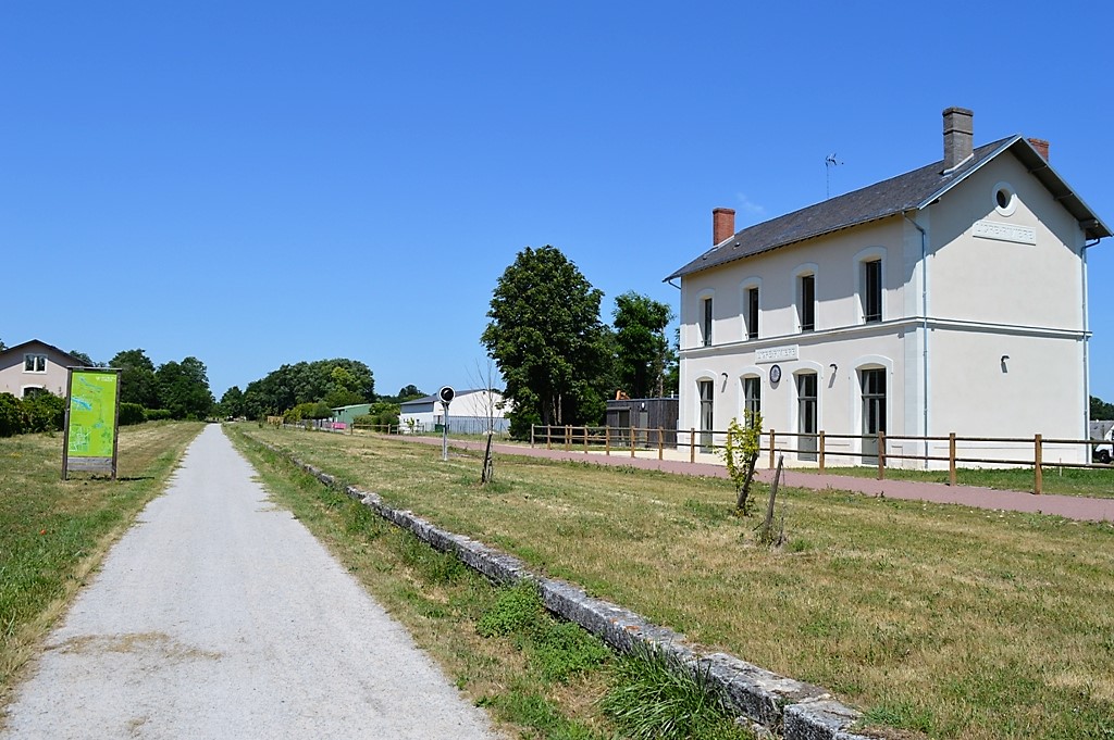 𝙳𝚘𝚛𝚖𝚒𝚛 𝚍𝚊𝚗𝚜 𝚞𝚗𝚎 𝚐𝚊𝚛𝚎 🚂, 𝚌’𝚎𝚜𝚝 𝚙𝚘𝚜𝚜𝚒𝚋𝚕𝚎 !
🏠G𝓲̂𝓽𝓮 𝓭𝓮 𝓵𝓪 𝓖𝓪𝓻𝓮 𝓭𝓮 𝓛𝓲𝓰𝓻𝓮́ 
👉bit.ly/gîtegaredeligre
📍L'idéal pour faire une pause sur la voie verte🚲entre deux cités de #Touraine : #Chinon et #Richelieu 
⏱Dispo en juillet👨‍👨‍👧‍👧15 pers.