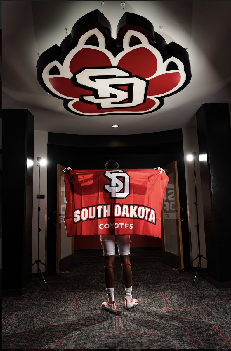 Had a great time at USD!!@1CoachRosie <a href="/coachTyPaopao/">TYLER PAOPAO</a> <a href="/thepackusd/">USD Football Recruiting</a> #goyotes
