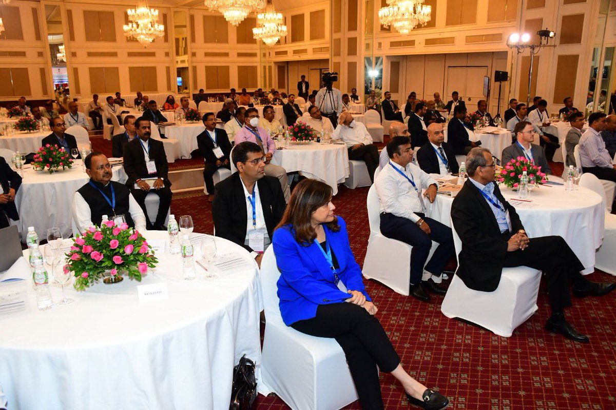 Deendayal_Port's tweet photo. Today, #DPA organized a Conference-Cum-Interactive Session at Mumbai on the 'upcoming Mega Projects envisaged on #PPPMode' in line with the @Shipmin_India initiative to expand the #Maritime and #Port sector through #PPP Mode and mark the 25 years of its success. https://t.co/sOMn84loOt