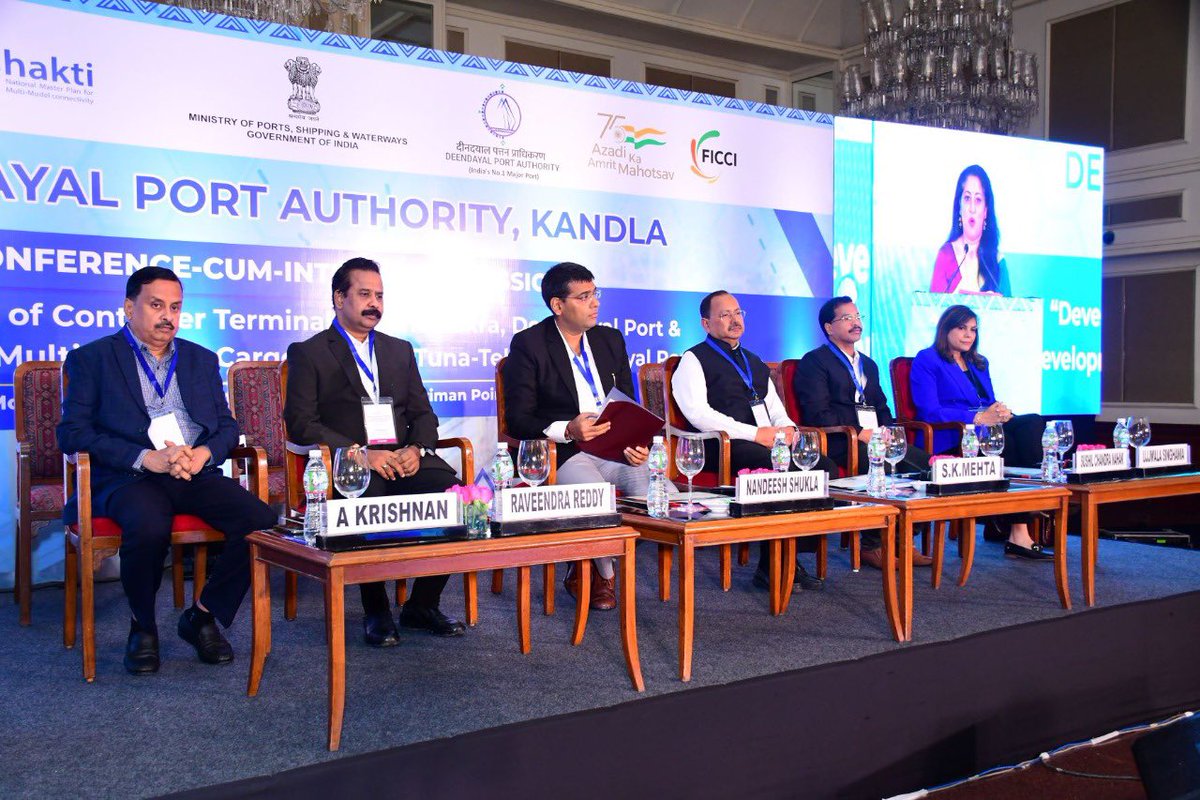 Deendayal_Port's tweet photo. Today, #DPA organized a Conference-Cum-Interactive Session at Mumbai on the 'upcoming Mega Projects envisaged on #PPPMode' in line with the @Shipmin_India initiative to expand the #Maritime and #Port sector through #PPP Mode and mark the 25 years of its success. https://t.co/sOMn84loOt
