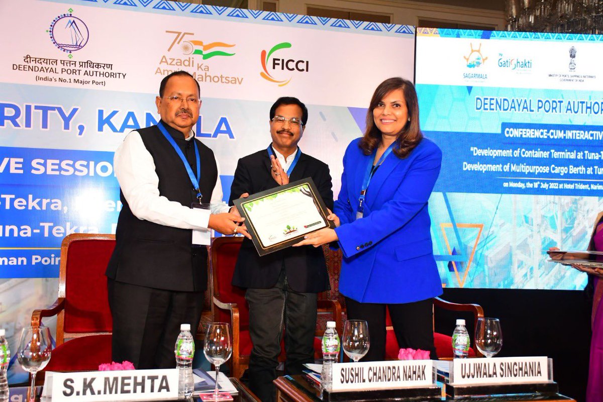 Deendayal_Port's tweet photo. Today, #DPA organized a Conference-Cum-Interactive Session at Mumbai on the 'upcoming Mega Projects envisaged on #PPPMode' in line with the @Shipmin_India initiative to expand the #Maritime and #Port sector through #PPP Mode and mark the 25 years of its success. https://t.co/sOMn84loOt