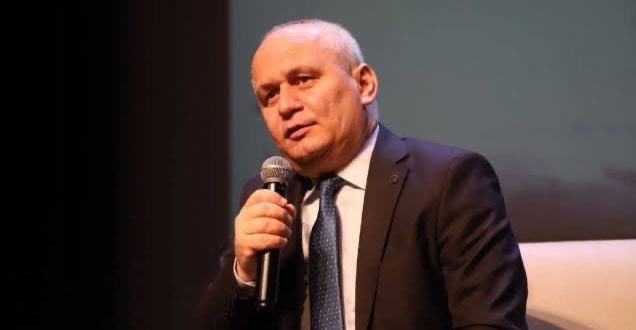 cenkumeyraksoy's tweet photo. ‘İlahiyatçı’ Cemil Kılıç: “Ben panteistim. Kur’an’ın Allah kelamı değil Resul kelamı olduğuna inanıyorum.”

Ve hala Din Kültürü öğretmeni olarak görevine devam ediyor. Daha kaç yavrunun imanını çalmasını bekliyorsunuz! Bu din hiç bu kadar sahipsiz kalmadı… https://t.co/sTVK8MeAZS