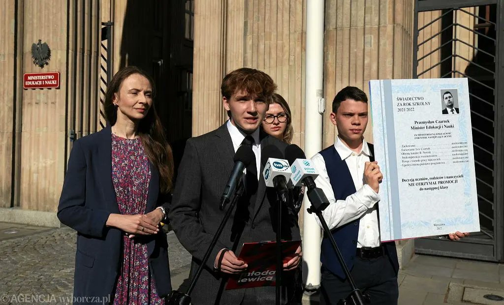 m_tyrawski's tweet photo. Mija mój rok w @mlodalewica_! 🥳

Prowadzenie konferencji prasowych, protestów, przemawianie z mównicy senackiej czy współpraca z posłankami – żadna inna organizacja młodzieżowa nie otwiera takich możliwości młodym ludziom!

Chcesz zmieniać Polskę na lepsze? Dołącz do nas! ❤️ https://t.co/YH7xQMsOXA