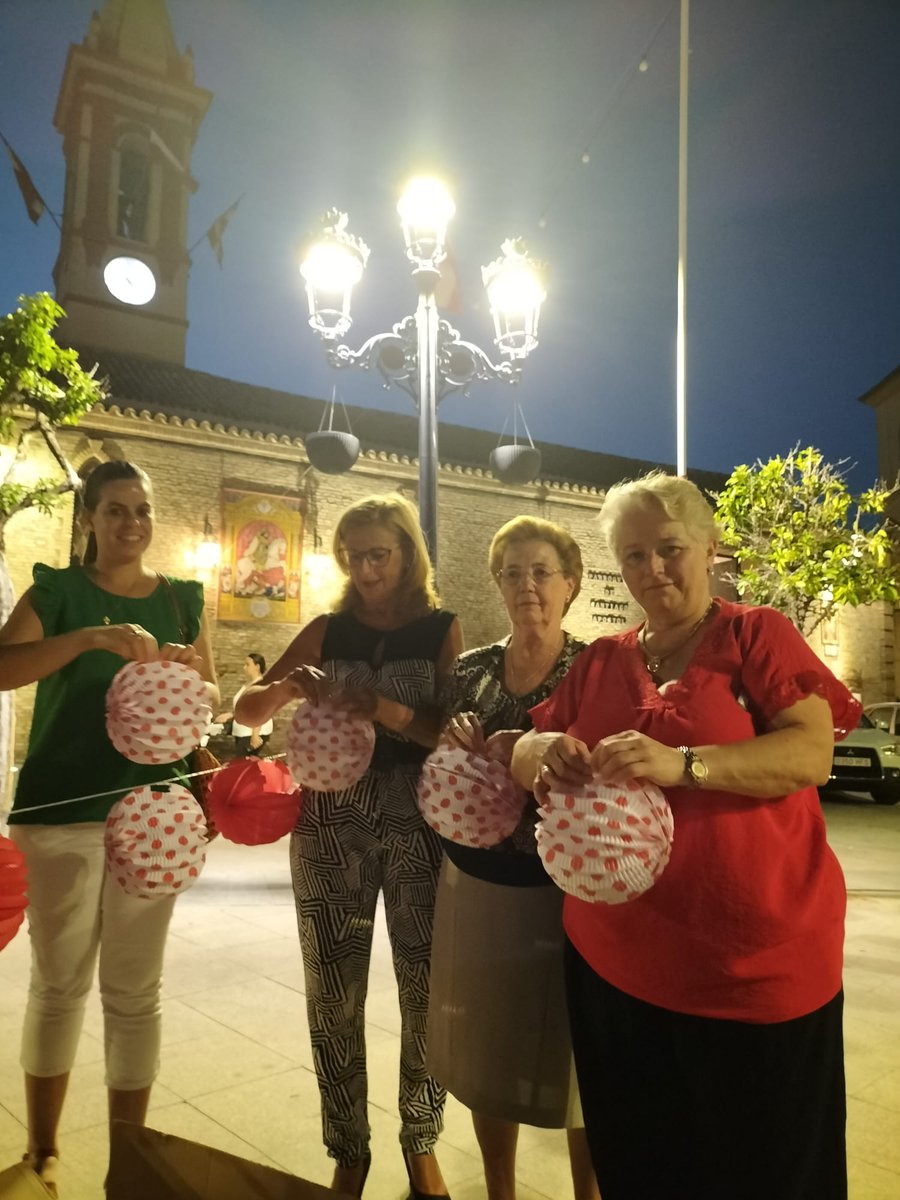 CoroSoledad_'s tweet photo. 🔴 Componentes de nuestro Coro participan en el engalamiento para las inminentes Fiestas Patronales, Gran Velá y calles del municipio para la procesión de Nuestro Patrón Santiago Apóstol y Nuestra Señora de la Soledad.
#FiestasPatronalesCastilleja #GranVelada https://t.co/wGUjv2xanS